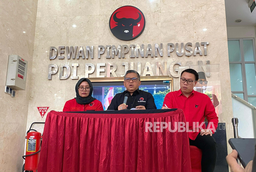 Sekretaris Jenderal Partai Demokrasi Indonesia Perjuangan (PDIP), Hasto Kristiyanto bersyukur memenangkan atau hattrick pada pemilihan legislatif (Pileg) 2024, di Kantor DPP PDIP, Jakarta, Senin (25/3/2024). 