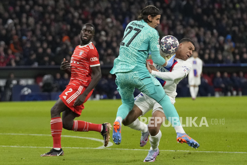  Kiper Bayern Yann Sommer (tengah) melakukan penyelamatan di depan pemain PSG Kylian Mbappe pada pertandingan sepak bola leg kedua babak 16 besar Liga Champions antara Bayern Muenchen dan Paris Saint Germain di Allianz Arena di  Muenchen, Jerman,  Kamis (9/3/2023) dini hari WIB. 