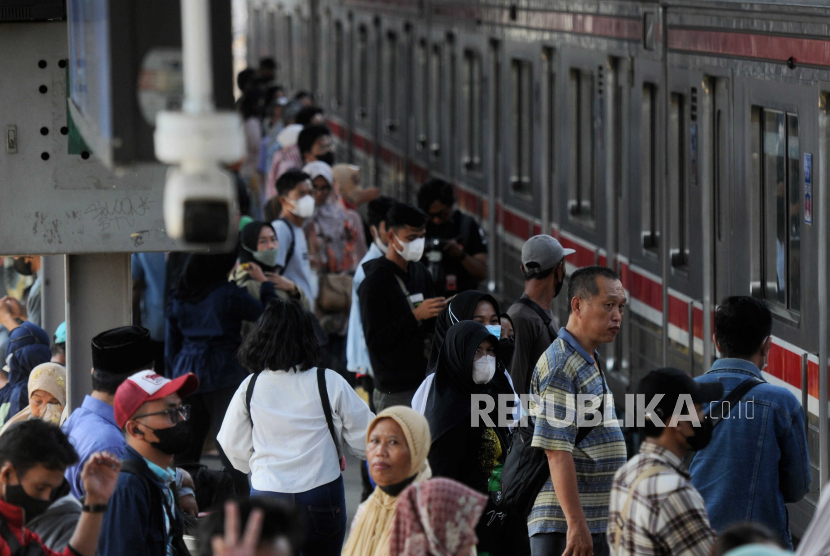 Penumpang tidak memakai masker saat akan menaiki KRL di Stasiun Tanah Abang, Jakarta, Selasa (13/6/2023). 