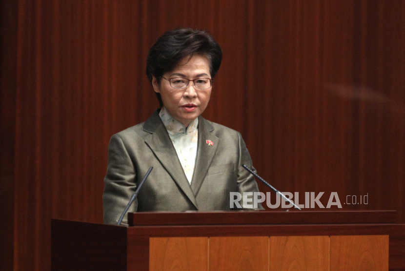  Kepala Eksekutif Hong Kong Carrie Lam. Sekretaris Utama Wilayah Administratif Hong Kong (HKSAR) John Lee Ka-chiu dicopot dari jabatannya setelah Dewan Negara China menerima permohonan pengunduran dirinya untuk mencalonkan diri sebagai kepala eksekutif. 
