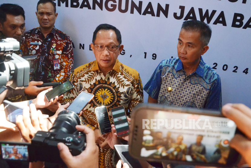 Menteri Dalam Negeri (Mendagri) Tito Karnavian bersama Gubernur Jawa Barat (Jabar), Bey Machmudin menyampaikan keterangan pers usai Rapat Koordinasi Kepala Daerah Se-Jawa Barat Bersama Menteri Dalam Negeri Republik Indonesia bertajuk Akselerasi Indikator Strategis Pembangunan Jawa Barat, di Gedung Sate, Kota Bandung, Senin (19/7/2024). Mendagri mendorong pemerintah Provinsi, Kabupaten dan Kota di Jabar untuk meningkatkan pendapatan asli daerah (PAD).