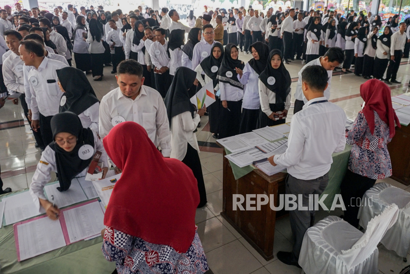 Calon Pegawai Pemerintahan dengan Perjanjian Kerja (PPPK) menerima Surat Keputusan (SK) PPPK di Halaman Pendopo Kabupaten Batang, Jawa Tengah, Selasa (21/5/2024) Pemerintah Kabupaten Batang menyerahkan SK pengangkatan PPPK kepada 1.517 orang formasi Tahun 2023 dengan jabatan fungsi tenaga pendidik, tenaga kesehatan, dan tenaga teknis dan tiga CPNS lulusan STTD.