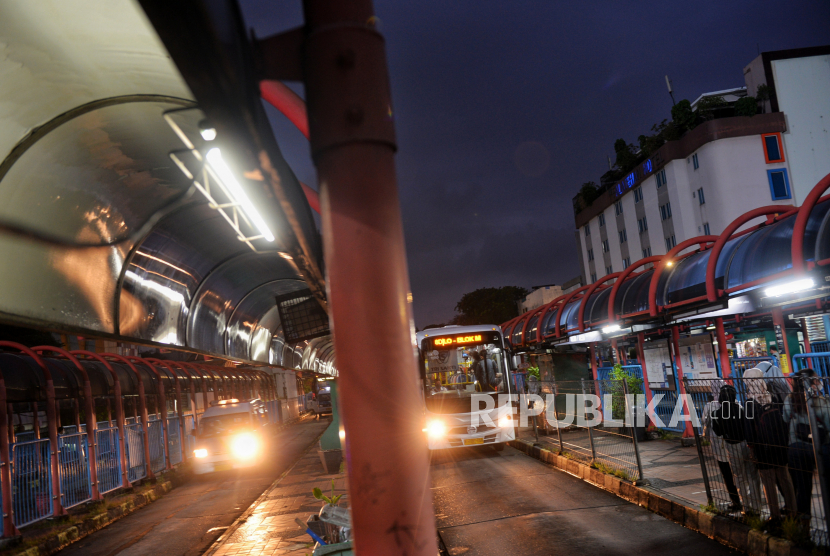 Penumpang menunggu bus transjakarta di Terminal Blok M, Jakarta, Rabu (3/5/2023). Direktorat Jenderal Perumahan mengungkapkan hunian berbasis transit oriented development atau TOD dapat membantu generasi milenial untuk memiliki hunian.