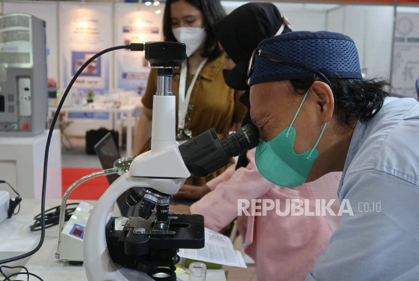Seorang penjaga stand pameran sedang melakukan penyetingan peralatan laboratorium di bootnya pada acara pameran Lab Indonesia 2022 di JCC Jakarta, Rabu (7/7/2022). Kementerian Perindustrian (Kemenperin) mendukung penguatan kerja sama industri farmasi dan alat kesehatan (farmalkes) antara Indonesia-Jepang.