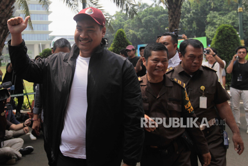 Menteri Pemuda dan Olahraga Dito Ariotedjo tiba untuk menjalani pemeriksaan di Kejaksaan Agung, Jakarta Selatan, Senin (3/7/2023).