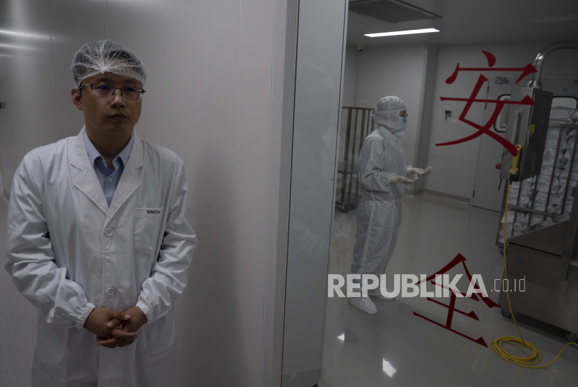 Seseorang bekerja di balik pintu kaca di pabrik vaksin SinoVac di Beijing, Kamis (24/9). SinoVac, salah satu perusahaan farmasi China yang memproduksi kandidat vaksin COVID-19. Perusahaan farmasi terkemuka tersebut mengatakan vaksinnya akan siap pada awal 2021 untuk distribusi di seluruh dunia termasuk AS AP Photo / Ng Han GuanGaleri Foto