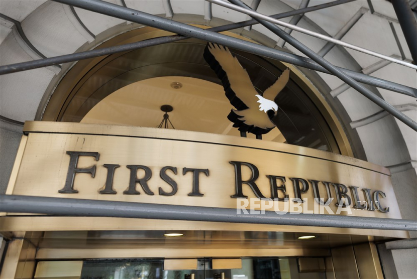 sign outside of a First Republic Bank branch in New York, New York, USA, 16 March 2023. S&P Global menurunkan peringkat kredit First Republic Bank ke dalam status sampah. 