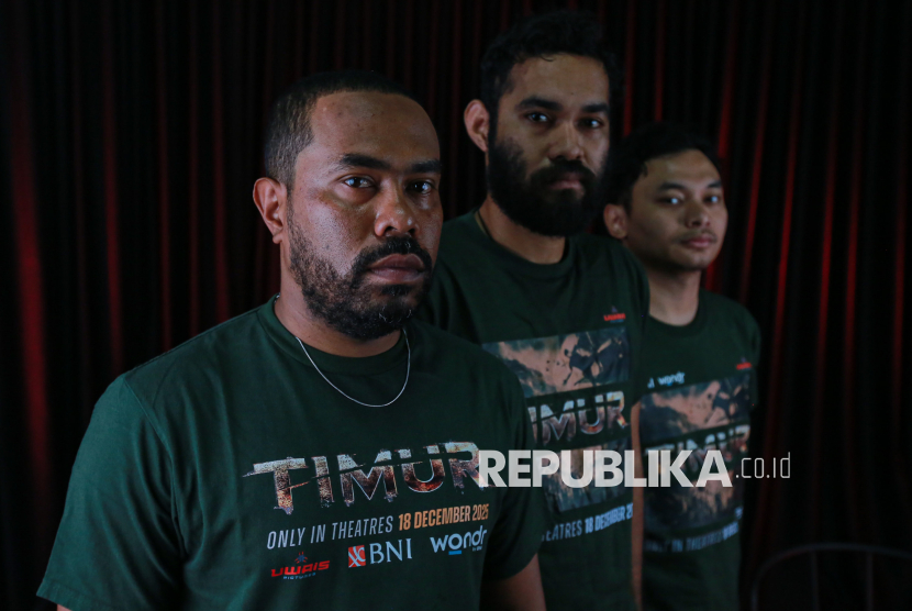 Aktor film berjudul Timur, Jimmy Kobogau sebagai pemeran Sila, Aufa Assagaf sebagai pemeran Apolo dan Yusuf Mahardika sebagai pemeran Navy saat berkunjung ke kantor Republika, Jakarta, Rabu (3/12/2025). Film laga drama yang disutradarai Iko Uwais tersebut menceritakan tentang prajurit elit dalam misi penyelamatan berbahaya yang akan segera tayang pada 18 Desember 2025 mendatang di Bioskop.