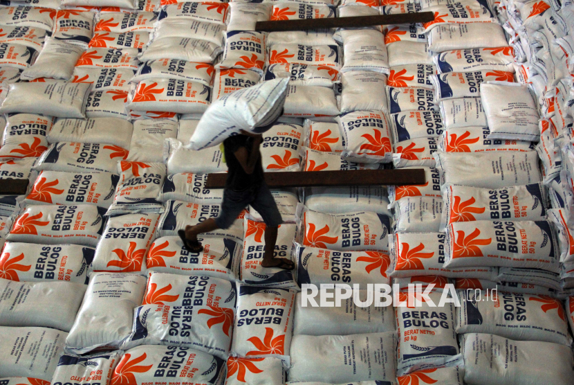 Pekerja memikul karung beras di Gudang Bulog, Medan, Sumatera Utara, Selasa (28/5/2024).