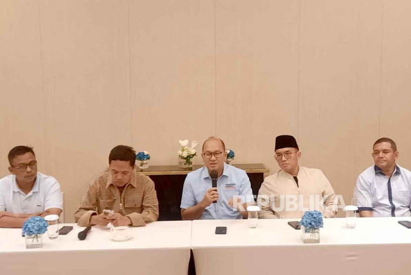 Wakil Ketua TKN Prabowo-Gibran, Habiburokhman (kedua dari kiri); Ketua Umum TKN Rosan Roeslani (tengah); juru bicara Menhan Prabowo, Dahnil Anzar Simanjuntak (kedua dari kanan) saat konferensi pers di Hotel Fairmont, Jakarta Pusat, Sabtu (10/2/2024). 