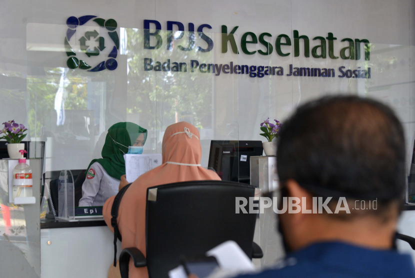 Karyawan melayani pengurusan keanggotaan peserta jaminan kesehatan di kantor BPJS Kesehatan, Banda Aceh, Aceh, Senin (6/7/2020). BPJS Kesehatan menyatakan telah menuntaskan pembayaran klaim rumah sakit per 1 Juli sebesar Rp3,70 triliun seiring awal bulan Juli BPJS Kesehatan telah menerima iuran peserta Penerima Iuran Bantuan (PIB) APBN dari pemerintah sebesar Rp4,05 triliun. ANTARA FOTO/Ampelsa/wsj.