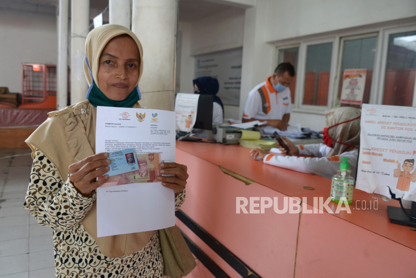 Keluarga Penerima Manfaat (KPM) memperlihatkan Bantuan Sosial Tunai saat penyaluran  di Kantor Pos Banda Aceh, Aceh. PT Pos Indonesia (Persero) menyatakan kesiapannya melaksanakan penyaluran Bantuan Sosial Tunai (BST) tahun ini sebesar Rp 12 triliun.