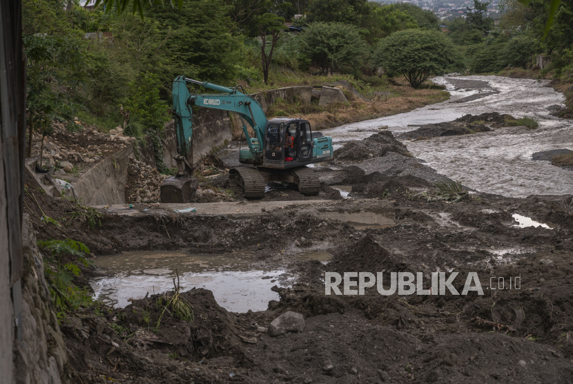 Pekerja menggunakan alat berat mengeruk sedimen lumpur dan pasir yang mengakibatkan pendangkalan Sungai Palupi di Palu, Sulawesi Tengah, Jumat (14/10/2022). Pengerukan sungai oleh Balai Wilayah Sungai Sulawesi (BWSS) itu untuk mengurangi risiko bencana banjir yang kerap terjadi terutama saat curah hujan yang cukup tinggi. 
