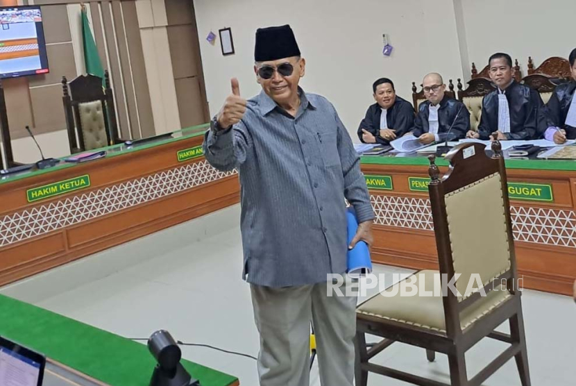 Pimpinan Mahad Al-Zaytun Indramayu, Panji Gumilang, mengikuti sidang kedua dalam kasus dugaan penistaan agama di PN Indramayu, Rabu (15/11/2023). 