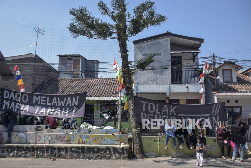 Warga beraktivitas di depan spanduk perlawanan pasca kericuhan di Dago Elos, Kota Bandung, Jawa Barat, Selasa (15/8/2023). Suasana di kawasan Dago Elos, Kota Bandung berangsur kondusif pasca kericuhan antara warga dengan aparat kepolisian yang terjadi pada Senin (14/8/2023) malam. Kericuhan tersebut berawal ketika polisi memukul mundur warga Dago Elos yang memblokir akses jalan Ir H Juanda sebagai bentuk kekecewaan atas penolakan laporan dugaan pemalsuan data dan penipuan tanah oleh pihak kepolisian.