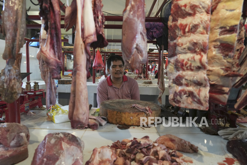  Seorang penjual daging menunggu pelanggan di sebuah pasar di Jakarta, Rabu (22/3/2023). Wakil Presiden Ma'ruf Amin mengatakan, pemerintah mengantisipasi melonjaknya kebutuhan daging sapi selama Ramadhan hingga persiapan lebaran Idul Fitri.