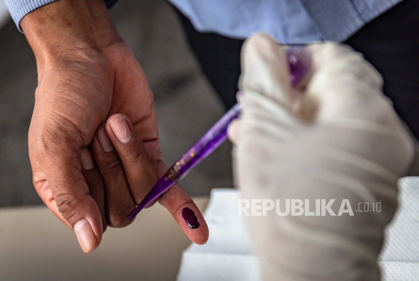 Petugas KPPS memberikan tinta tetes kepada warga yang telah menggunakan hak pilih saat Simulasi Pemungutan dan Penghitungan Suara Pemilihan Bupati dan Wakil Bupati Semarang 2020 di Bergas, Kabupaten Semarang, Jawa Tengah. (Ilustrasi)