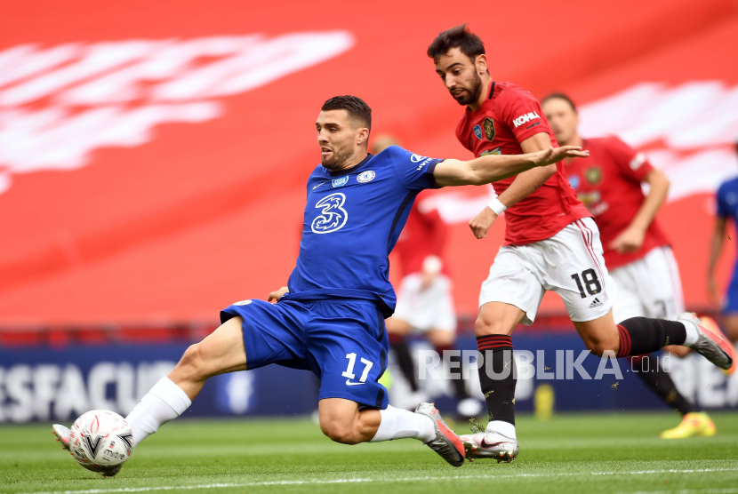 Chelseas Mateo Kovacic (L) in action against Manchester Uniteds Bruno Fernandes (R) during the English FA Cup semi final soccer match between Manchester United and Chelsea FC at Wembley Stadium in London, Britain, 19 July 2020.   