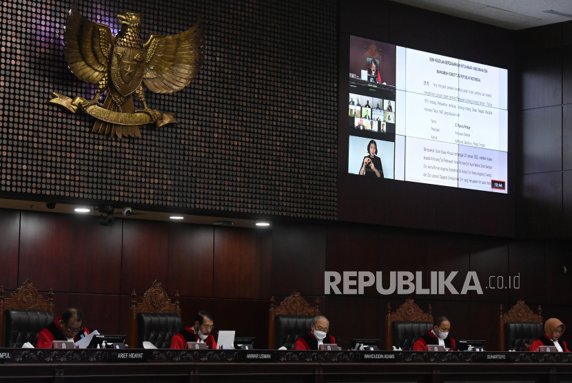 Ketua Majelis Hakim Mahkamah Konstitusi (MK) Anwar Usman (kedua kiri) memimpin jalannya sidang pengujian materiil UU Nomor 1 Tahun 1974 tentang Perkawinan dengan agenda pembacaan amar putusan di Gedung Mahkamah Konstitusi, Jakarta, Selasa (31/1/2023). Ketua Majelis Hakim Mahkamah Konstitusi dalam amar putusannya menolak permohonan uji materiil Pasal 2 ayat 1 UU Nomor 1 Tahun 1974 tentang Perkawinan terkait pernikahan beda agama yang diajukan pemohon Ramos Petege, seorang Katolik yang hendak menikahi seorang perempuan beragama Islam. 