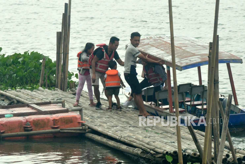 Sejumlah wisatawan menikmati wahana wisata air berperahu di kompleks DTW Bukit Cinta Rawapening, Kecamatan Banyubiru, Kabupaten Semarang, Jawa Tengah, Selasa (27/6/2023).