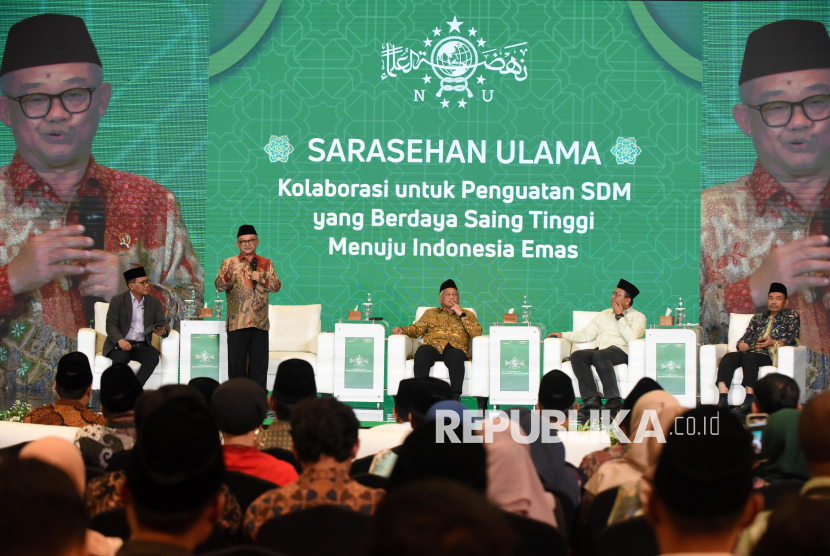 Menteri Pendidikan Dasar dan Menengah Abdul Muti (kedua kiri) didampingi Rais Syuriah PBNU Mohammad Nuh (tengah), Ketua PBNU Rumadi Ahmad (kedua kanan), Wakil Rektor Universitas NU Surabaya Kacung Marijan (kanan) dan Moderator Ahmad Suaedy (kiri) menyampaikan paparannya dalam panel diskusi dengan tema Kolaborasi untuk Penguatan SDM yang Berdaya Saing Tinggi Menuju Indonesia Emas pada Sarasehan Ulama Nahdlatul Ulama di Jakarta, Selasa (4/2/2025). Sarasehan Ulama Nahdlatul Ulama yang digelar sebagai rangkaian menjelang peringatan Hari Lahir ke-102 Nahdlatul Ulama tersebut mengangkat tema besar Asta Cita Dalam Perspektif Ulama NU. 