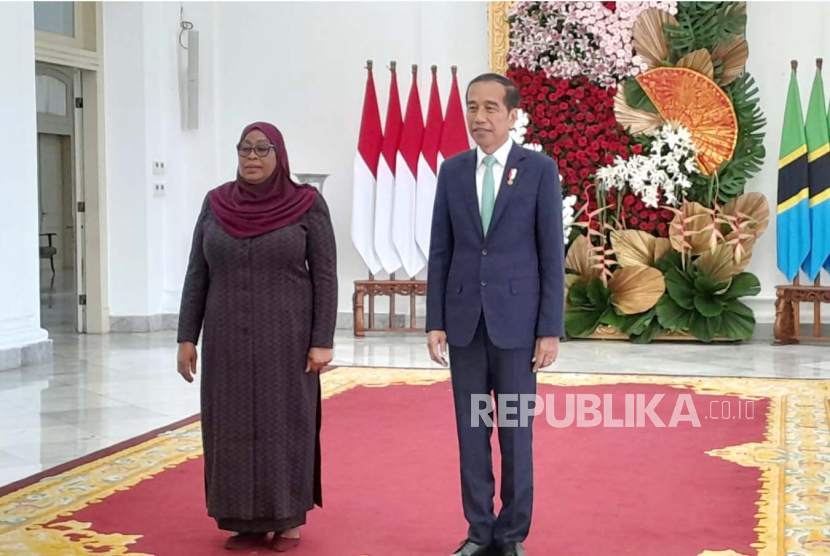 Presiden Joko Widodo (Jokowi) menyambut kedatangan Presiden Republik Persatuan Tanzania Samia Suluhu Hassan di Istana Kepresidenan Bogor, Kamis (25/1/2024), dalam kunjungan resmi kenegaraan di Indonesia.