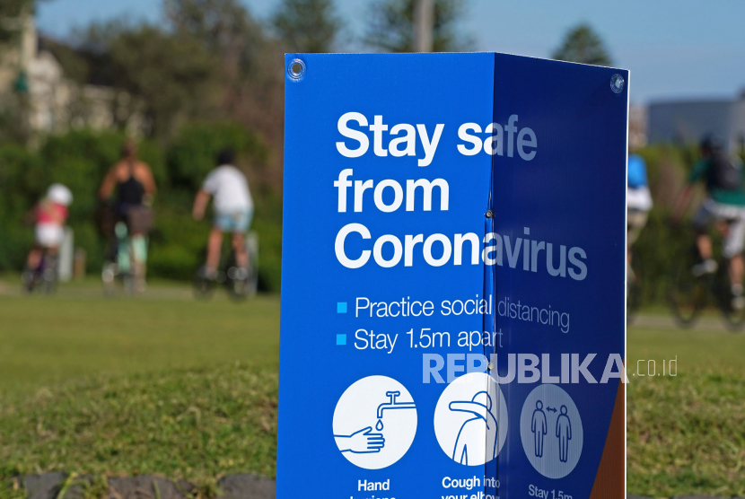 Tanda Tetap Aman dari Coronavirus terlihat di pantai Elwood, Melbourne, Australia, Senin (13/4). Australia belum akan membuka pintu bagi wisatawan hingga 2021, namun pelajar asing kemungkinan akan diberi kelonggaran.