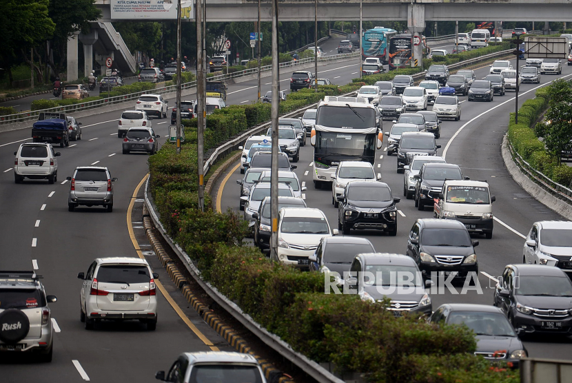 Sejumlah kendaraan mellintas di ruas Tol Dalam Kota, Jalan MT Haryono, Cawang, Jakarta, Ahad (1/11). Kementerian Perhubungan (Kemenhub) memprediksi total kendaraan yang melintas menuju arah Jakarta selama arus balik libur panjang dan cuti bersama mencapai sekitar 270 ribu kendaraan.Prayogi/Republika. 