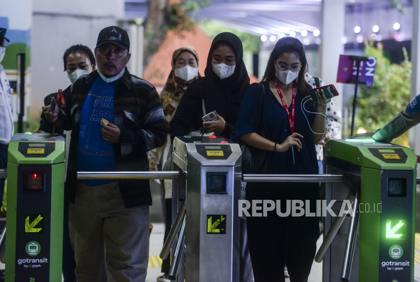 Calon penumpang memasuki gerbang untuk menaiki KRL Commuter Line di Stasiun Sudirman, Jakarta. Walhi nilai kenaikan tarif KRL justru akan meningkatkan polusi udara di DKI Jakarta.