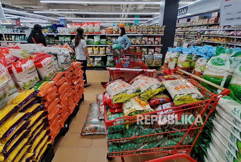 Pengunjung membeli beras kualitas premium di salah satu supermarket di Jakarta, Ahad (18/2/2024). Penjualan beras premium di supermarket tersebut dibatasi maksimal 2 kantong beras ukuran 5 kilogram dan 1 kantong beras ukuran 10 kilogram setiap pengunjung. Pembatasan pembelian beras tersebut merupakan imbas dari kelangkaan beras premium di sejumlah ritel.