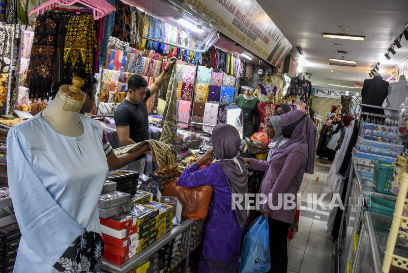 Sejumlah pengunjung berada di salah satu kios di Pasar Baru, Jalan Otto Iskandar Dinata, Kota Bandung, Kamis (29/4). Survei Konsumen (SK) Bank Indonesia pada April 2021 mengindikasikan keyakinan konsumen yang optimistis terhadap kondisi ekonomi. 
