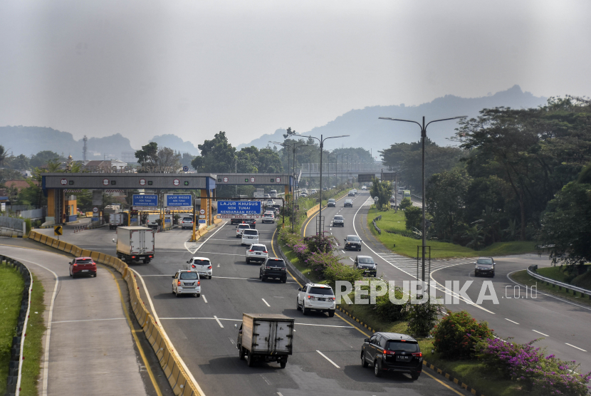 Kendaraan melintas di Gerbang Tol Pasteur 1, Kota Cimahi, Jawa Barat.