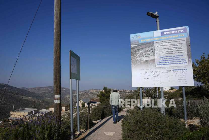  Seorang pria berjalan di pos terdepan Yahudi Tepi Barat Givat Harel, Selasa, 14 Februari 2023. Uni Eropa: Israel Hancurkan 953 Bangunan Palestina Selama 2022