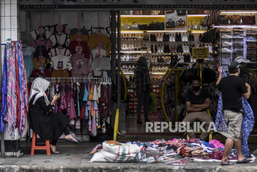 Warga berbelanja pakaian yang dijual pedagang kaki lima di atas trotoar Jalan Otto Iskandar Dinata (Otista), Kota Bandung, Senin (18/5). Meski penerapan Pembatasan Sosial Berskala Besar (PSBB) Jawa Barat masih berlaku hingga 19 Mei 2020 mendatang, namun sebagian oknum pedagang tetap menggelar lapaknya di sejumlah titik seperi di atas trotoar dan pinggir jalan
