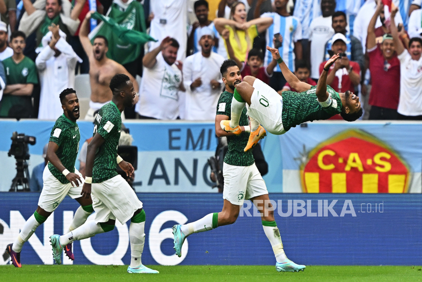 Salem Al-Dawsari (Kanan) dari Arab Saudi merayakan setelah mencetak keunggulan 2-1 selama pertandingan sepak bola grup C Piala Dunia 2022 antara Argentina dan Arab Saudi di Stadion Lusail di Lusail, Qatar, 22 November 2022.