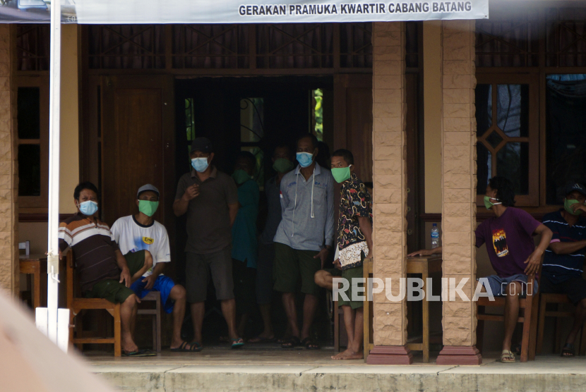 Sejumlah warga Batang perantau dari Papua melakukan karantina di Villa Karantina (Gedung Pramuka) di Kabupaten Batang, Jawa Tengah, Rabu (22/4). (ilustrasi)