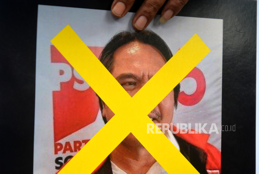 Paguyuban Masyarakat Ngayogyakarta Untuk Sinambungan Keistimewaan (PAMAN USMAN) membawa poster Ade Armando saat aksi damai di Kantor DPW  PSI Yogyakarta, Senin (4/12/2023). 