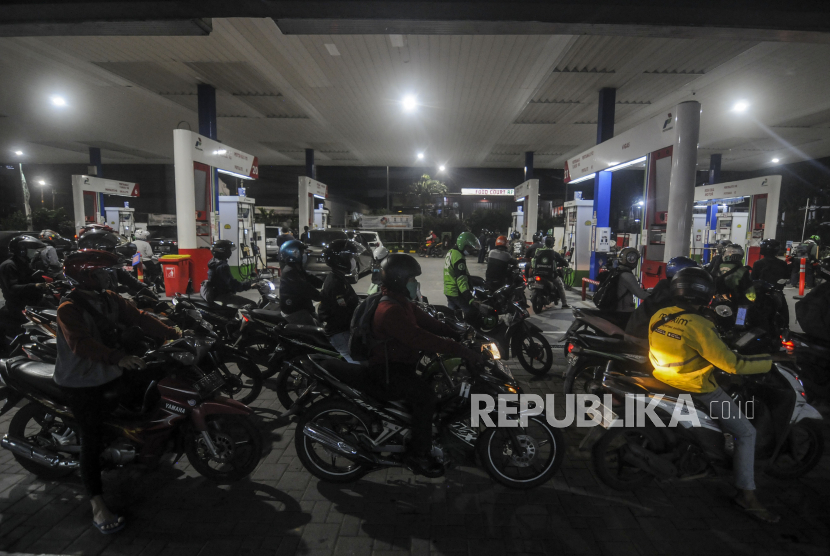 Sejumlah pengendaran mengantre mengisi bensin di Jakarta, Kamis (31/3/2022). PT Pertamina (Persero) akan memberlakukan tarif baru BBM jenis Pertamax menjadi Rp 12.500 pada 1 April 2022.  Republika/Putra M. Akbar