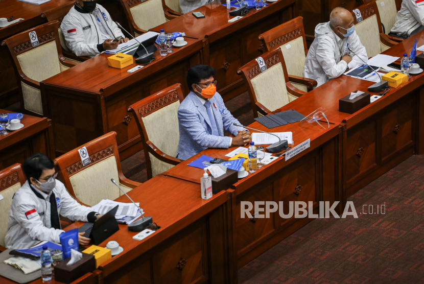Menteri Komunikasi dan Informatika (Menkominfo) Johnny G Plate (tengah) mendengarkan paparan dari Komisi I DPR saat rapat kerja di Kompleks Parlemen, Jakarta, Senin (1/2/2021) lalu. 