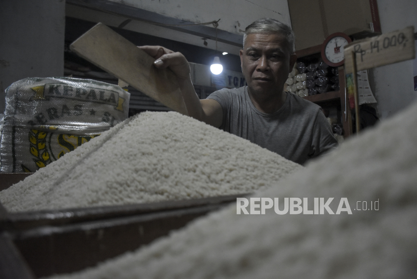 Pedagang menata beras yang dijual di kiosnya di Pasar Kosambi, Bandung, Jawa Barat, Selasa (19/12/2023). 