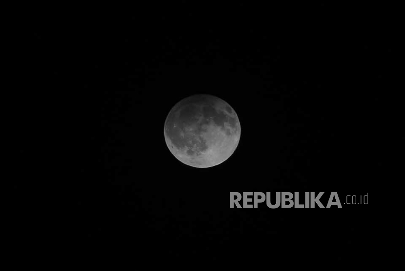 Pemandangan gerhana bulan penumbra, dilihat dari Aceh,Sabtu (6/5/2023). 