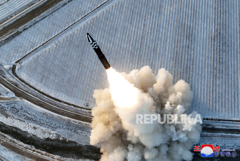 Sebuah foto yang dirilis oleh Kantor Berita Pusat Korea Utara (KCNA) resmi menunjukkan peluncuran rudal balistik antarbenua (ICBM) berbahan bakar padat Hwasong-18, di lokasi yang dirahasiakan. 