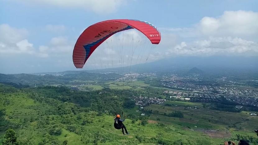 Pasuruan Punya Spot Wisata Olahraga Paralayang di Bukit Sempu | Republika  Online