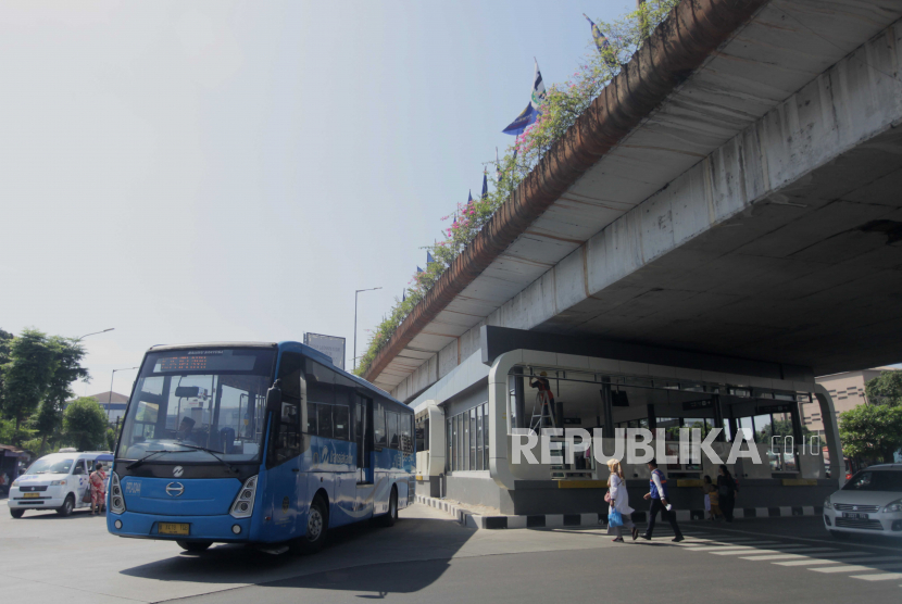 Bus Transjakarta melintas usai mengangkut penumpang di Halte (Foto: ilustrasi)