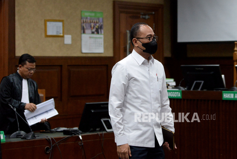 Terdakwa mantan pejabat Ditjen Pajak Kementerian Keuangan Rafael Alun Trisambodo usai mengikuti sidang dakwaan di Pengadilan Tipikor Jakarta, Rabu (30/8/2023).  Selain didakwa menerima gratifikasi sebesar Rp 16,6 miliar, Rafael Alun Trisambodo juga didakwa melakukan Tindak Pidana Pencucian Uang (TPPU). Tindak pidana tersebut terjadi dalam kurun waktu 2003-2010 dan 2011-2023.