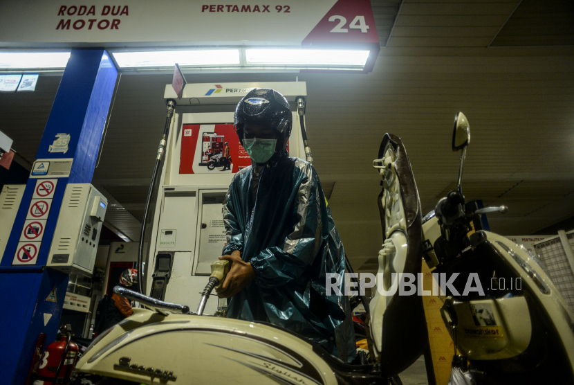Pengendara mengisi bahanbakar minyak (BBM) di Jakarta, Kamis (23/12/2021). Penghapusan BBM jenis premium oleh pemerintah dinilai tak berdampak signifikan. 