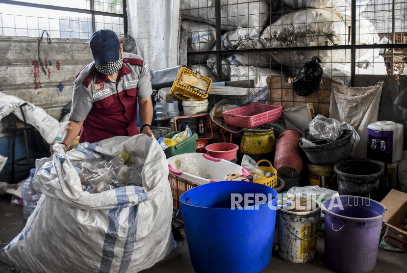 Petugas memilah sampah plastik di Bank Sampah Induk Cimahi (Samici), (ilustrasi). 