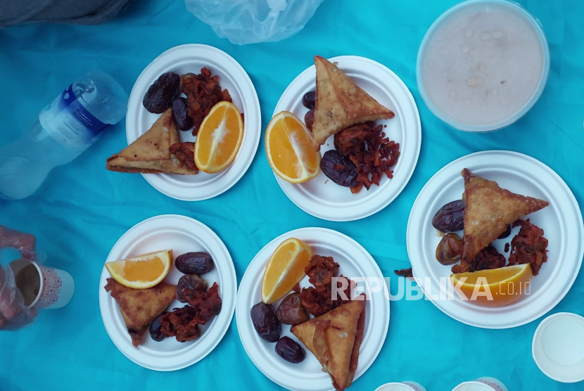 7 Adab Makan Sesuai Tuntunan Rasulullah SAW