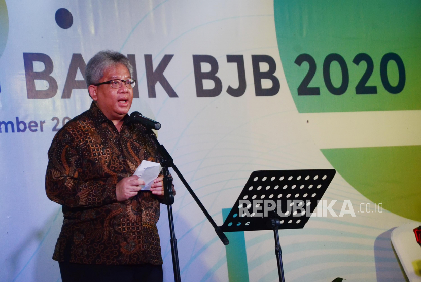 Dirut Bank BJB Yuddy Renaldi menyampaikan pemaparan pada Economic Outlook Bank BJB 2021, di Kota Bandung, Selasa (1/12). Yuddy mengatakan, berkaca pada grafik indikator ekonomi yang memperlihatkan kinerja positif secara umum, Bank BJB optimis tantangan yang dimunculkan akibat pandemi dapat segera teratasi.