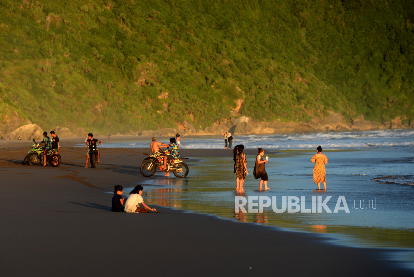 Warga menunggu waktu berbuka puasa atau ngabuburit di Pantai Parangtritis, Bantul, Yogyakarta.  (ilustrasi)